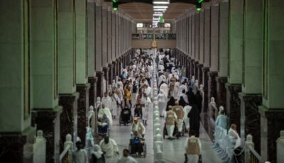“الشؤون الدينية” تنبه قاصدي المسجد الحرام من الانشغال بالتصوير 