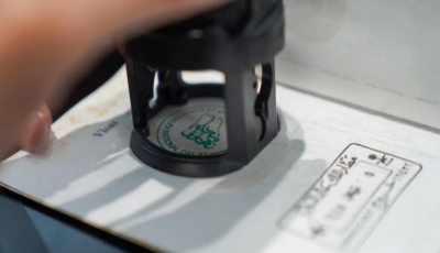 “الجوازات” تطلق ختمًا خاصًا بمناسبة اليوم الوطني