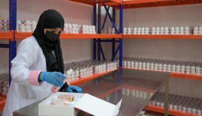 السعوديات في سوق العمل.. فتيات يتميزن بمنتجات الورد الطائفي