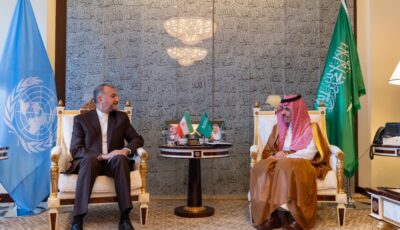 وزير الخارجية يستعرض العلاقات المشتركة مع نظيره الإيراني