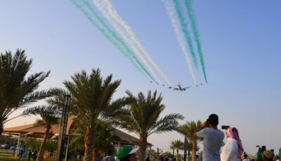 اليوم الوطني.. عروض جوية وبحرية تجذب أنظار المتنزهين في الخبر
