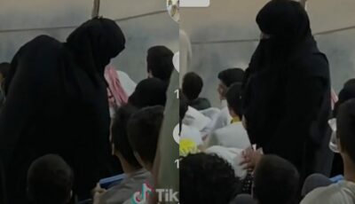 سيدة تصلي وسط المدرجات في مباراة النصر والرائد أمس .. فيديو