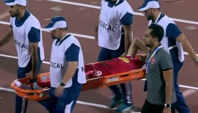 سقوط لاعب الفريق الإيراني بسبب سوء أرضية الملعب .. فيديو