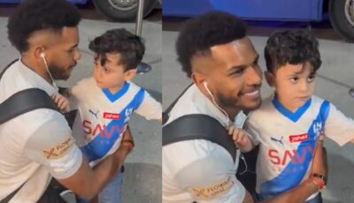 نجل حمد الصويلحي يقف بين أحضان البليهي أمام حافلة الهلال .. فيديو