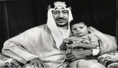 صورة قديمة للملك سعود مع نجله الأمير الوليد