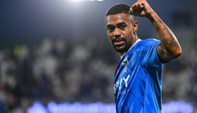 الهلال يستحق ركلة جزاء بعد تدخل اللاعب الأوزبكي .. فيديو
