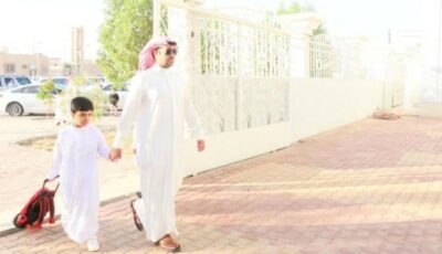 شخص ينبه أولياء الأمور بناءاً على مشهد صادم شاهده لأحد الأبناء أمام مدرسة .. فيديو