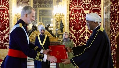 سفير سلطنة عُمان يقدم أوراق اعتماده لملك إسبانيا