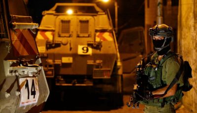 الاحتلال يعتقل 8 فلسطينيين من مخيم “الفوار” جنوب الخليل