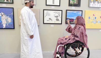 فن يتجاوز القيود: فنانون من ذوي الإعاقة يرسمون طريقهم في المشهد التشكيلي العُماني